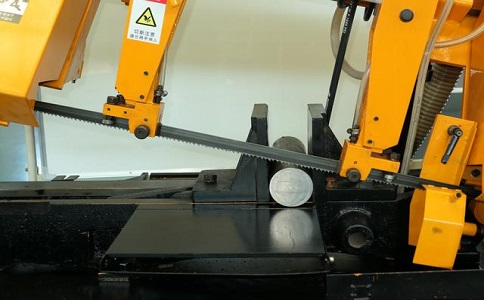 莲花数控带锯床自动送料精度会出现偏差吗？